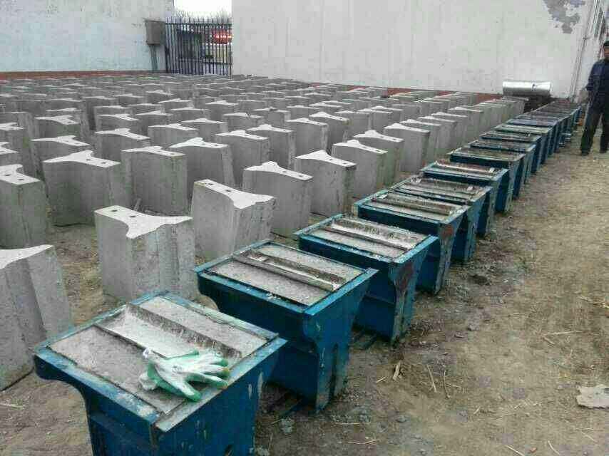 翰軒模具廠 隔離墩模具5.jpg