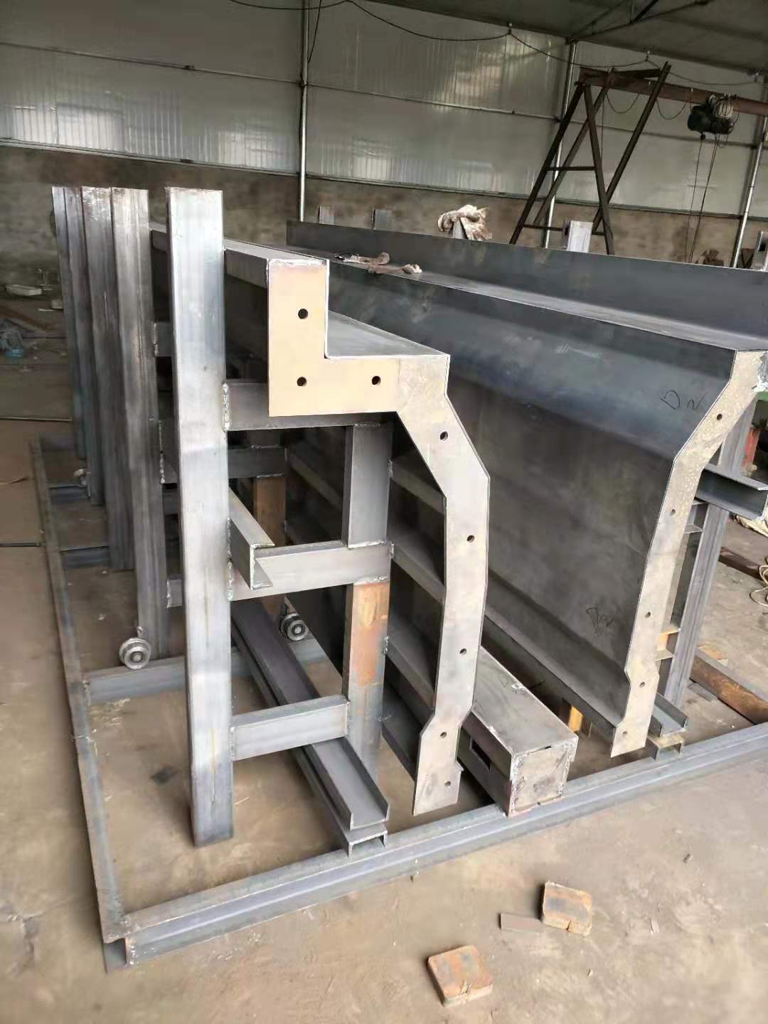 1587954335735843.jpg 高速隔離墩模具5.jpg